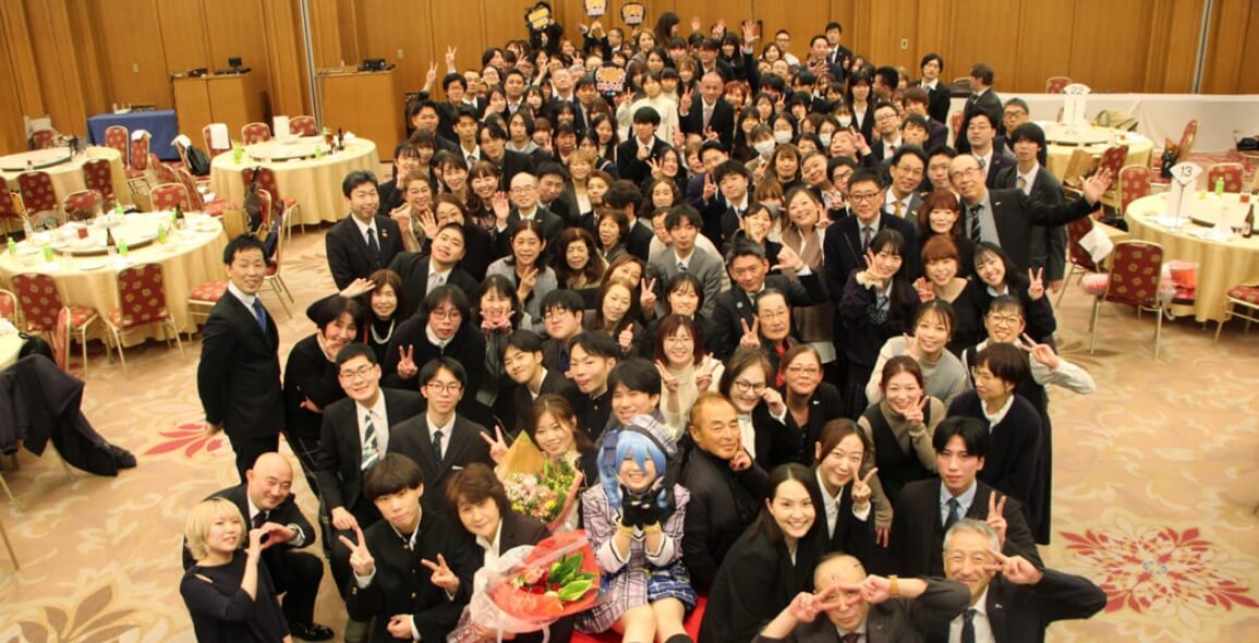 社員全員が集合写真を撮っている様子です