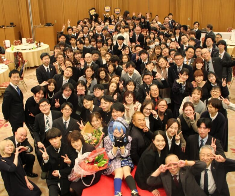 社員全員が集合写真を撮っている様子です