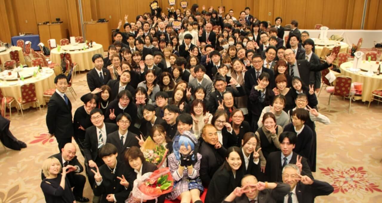 ドウキユウクレイジーアワードにて社員全員集合で記念写真